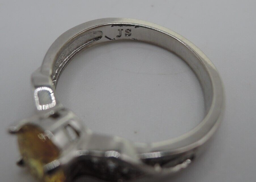 Anello firmato "JS" tono argento con vetro giallo e piccoli accenti di diamanti, anni '90 - Foto 2 di 5