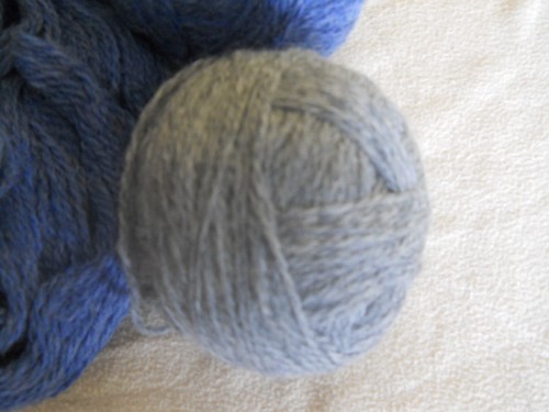 ONE SKEIN AND TWO BALLS OF UNBRANDED WOOL 438 GRAMS APPROX - Picture 3 of 5