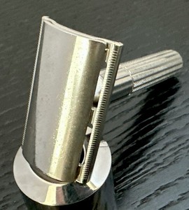 1938-1945 Gillette Fat Handle Tech/Triangular Slots/Medium Twin Bars