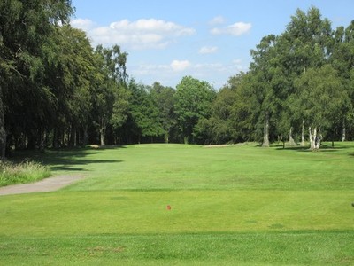 Foto A3 Inverurie Golfplatz, 15. Loch, kurz gesäumt, bergab c2019