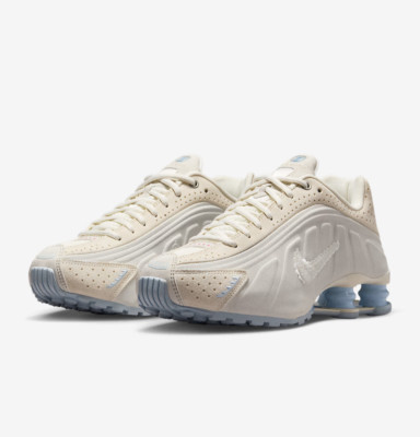 NIKE Damen Shox R4 SE IH3572-110 Pale Ivory Light Allwood Brown Celestine Blue