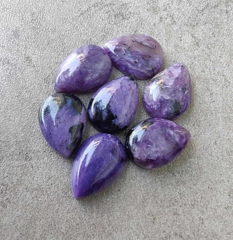 Cabujón natural en forma de pera Charoite calidad AAA respaldo plano piedras preciosas sueltas Foto 2 de 4