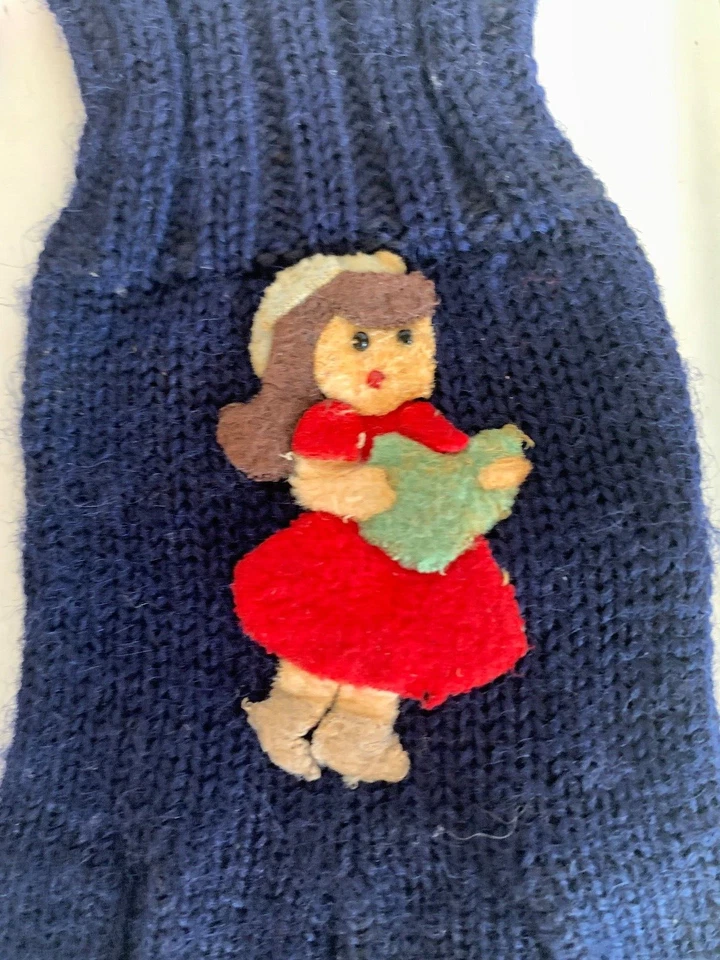Guantes para niños tejidos a mano de colección con niña sosteniendo libro apliche hechos a mano 1949 Foto 4 de 4
