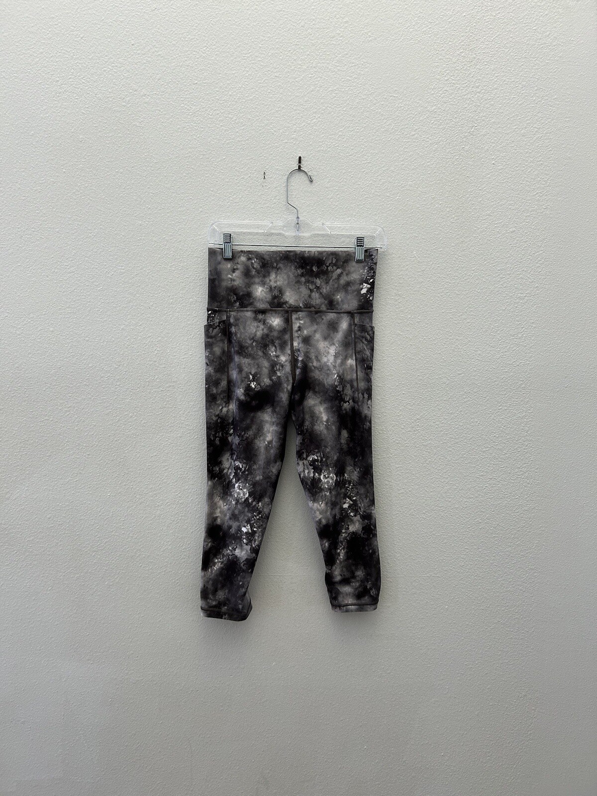 ATHLETA Stash Salutation Capri Medium - image 1