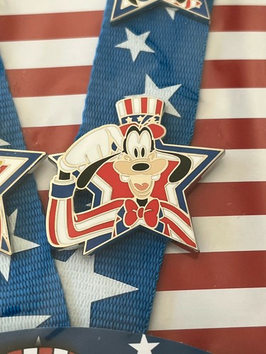 FAB 4 RED WHITE BLUE STARS Disney Pin set of 4 pins on LANYARD 2017 Starter Set - Picture 5 of 6