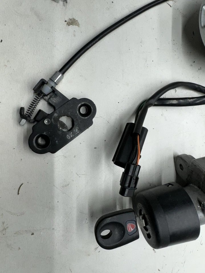 15-21 JUEGO DE LLAVES DE ENCENDIDO DUCATI HYPERMOTARD 821.939 CON TAPA DE GAS Y CERRADURA DE ASIENTO Foto 3 de 4