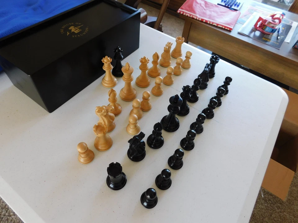 Juego de ajedrez de madera 34 piezas con caja House of Staunton 4" King sin tablero Foto 2 de 4