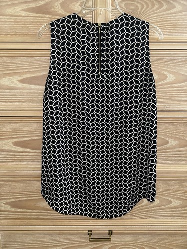 Chicos Womens Black And White Print Sleeveless Blouse With Gold Zipper Size 0 - Picture 2 of 4