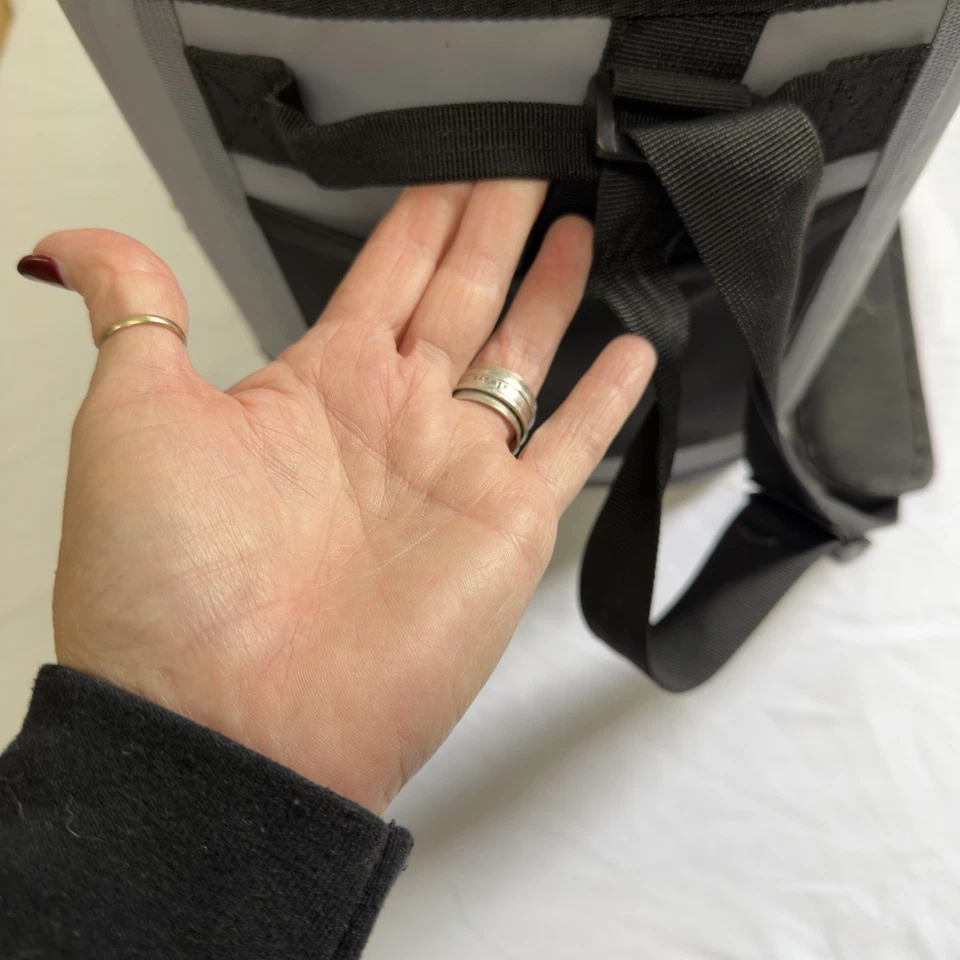 Enfriador de camping High Sierra con correa de transporte y asas Foto 4 de 4