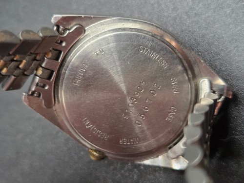 Reloj Bulova Super Seville Damas 27mm Dos Tonos Chapado en Oro y Acero Fecha Jubileo - Imagen 13 de 16
