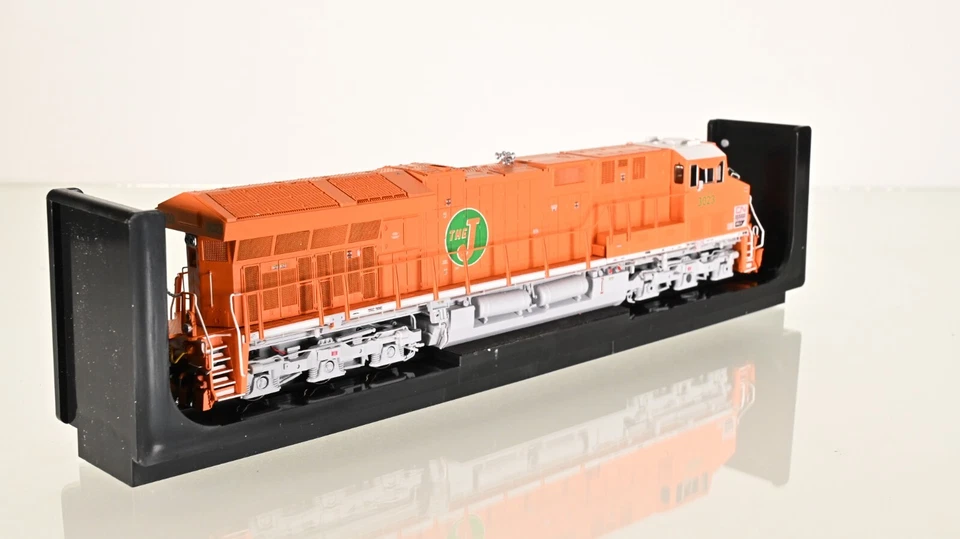InterMountain ET44AC CN EJ&E Heritage 3023 DCC w/Sound HO scale - Image 4 of 4