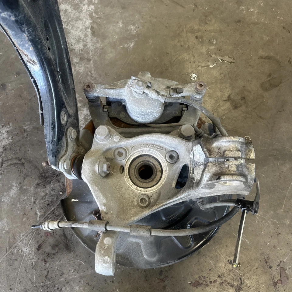 BUJE RUEDA DELANTERA DERECHA VOLKSWAGEN GOLF MK8 5WA407258A 2022 Foto 2 de 4