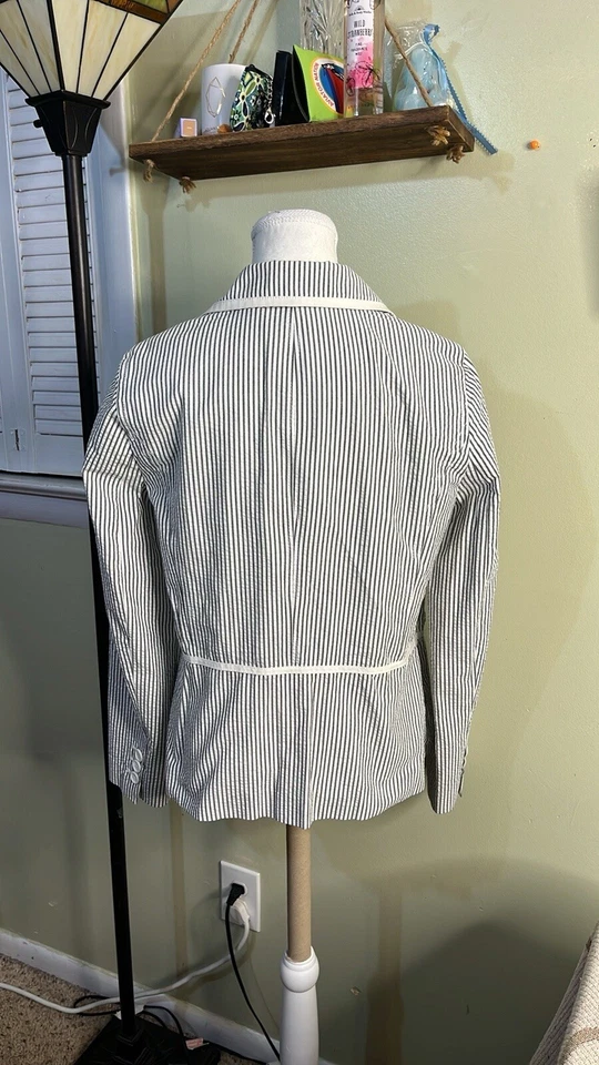 Liz Claiborne 尺码 10 泡泡纱白色灰色条纹女式西装外套 — 第 2/4 张图片