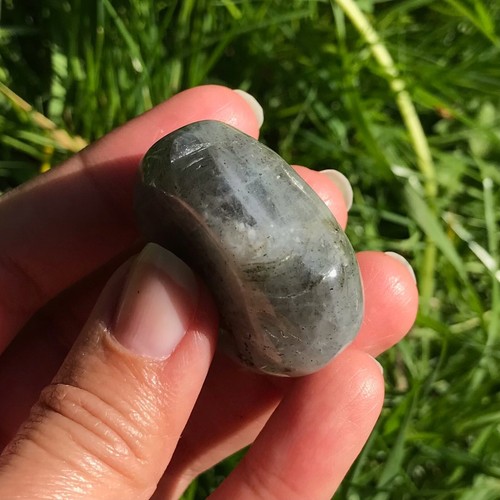 Labradoryt Fioletowy Różowy Zachód Słońca Błyszczący Palm Worry Stone Kryształ - Zdjęcie 6 z 7