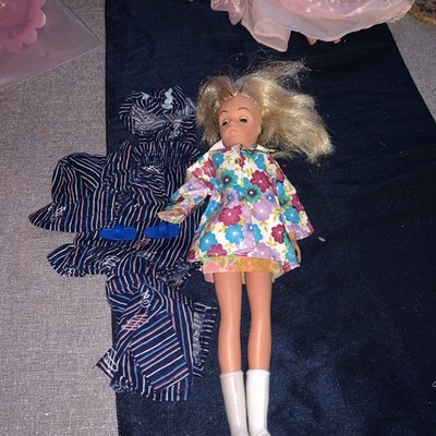 Vintage Pedigree Sindy Puppe blonde Haare Schlafaugen 033390 mit Ersatzoutfit 