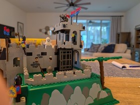 LEGO Castle: King's Mountain Fortress (6081) 99% Complete with/ Box And Manual