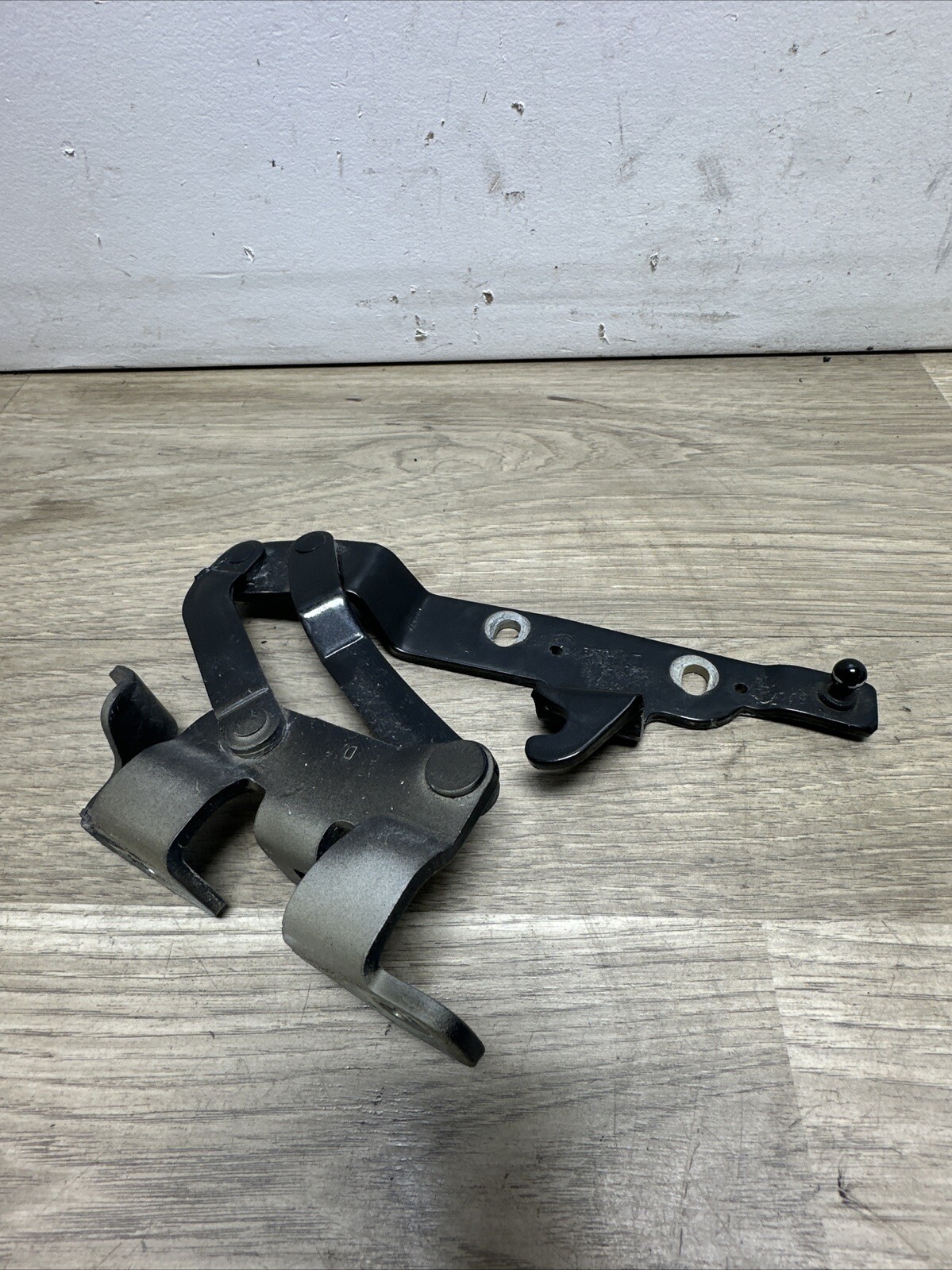 +A1281 M139 MASERATI 04-09 QUATTROPORTE LEFT & RIGHT HOOD HINGE SET