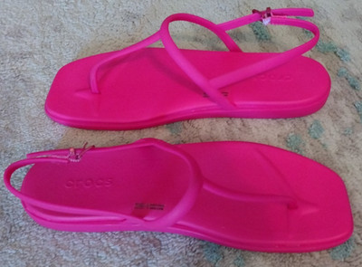 Crocs Miami T Strap Womens SANDALS Sz W9  PINK Thong Slingback Dressy Flat Barbi