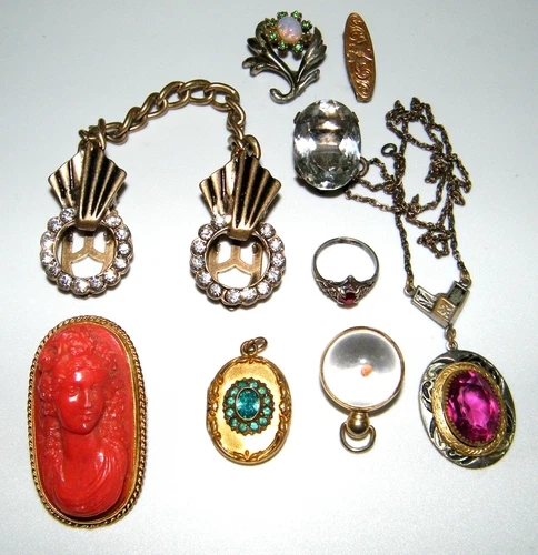 Small Lot of Vintage 1930's - 40's   Costume Jewelry - Clips, Locket, Pendant