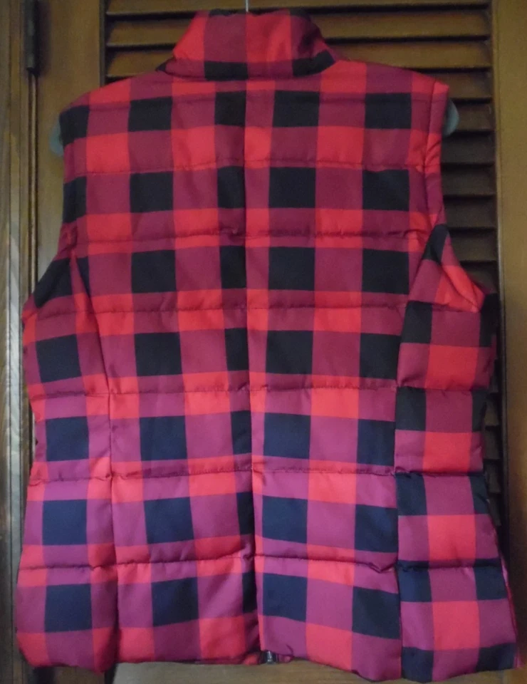 Chaleco acolchado Charlie Paige rojo y negro estampado de búfalo con 2 bolsillos con cremallera talla grande Foto 2 de 2