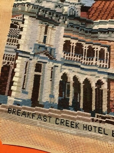 Needlepoint Petit Point Completed Breakfast Creek Hotel Brisbane Pillow Framed - 第 11/12 張圖片