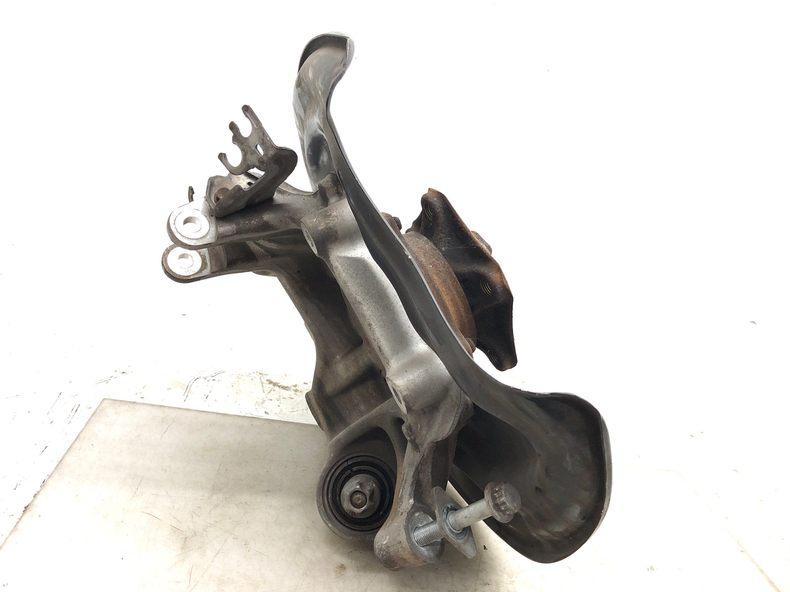 2016-2020 BENTLEY BENTAYGA LEFT REAR SPINDLE KNUCKLE WHEEL BEARING HUB OEM 2019