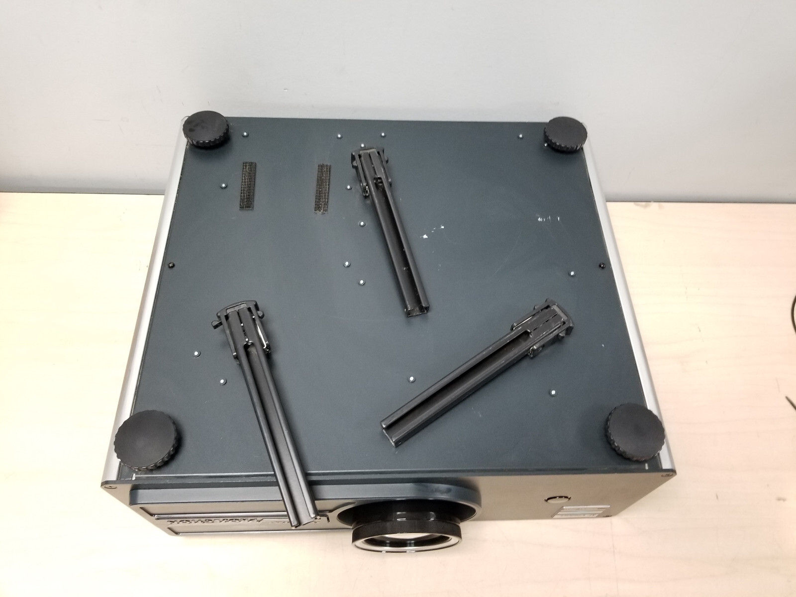 Digital Projection MVision 1080p260 Projector 1011 HOURS(NO REMOTE) 