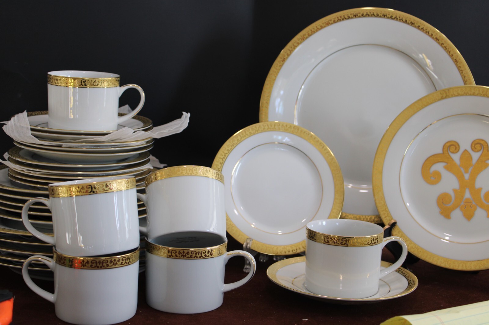 ROYAL GALLERY GOLD BUFFET 6 - 5 Piece place setting 30 pieces Lot a