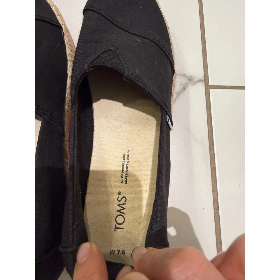 Alpargata plataforma negra TOMS suela plana arco iris para mujer talla 7,5 Foto 3 de 4