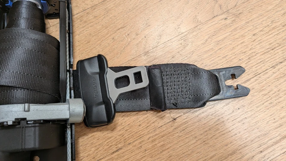 Cinturón de seguridad y retractor para pasajeros Volvo XC60 2010-2017 (39812778) Foto 4 de 4