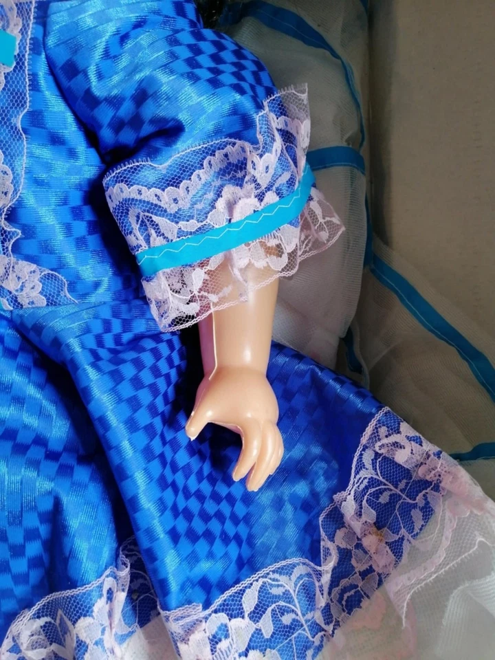 Bambola vintage anni 50/60 in celluloide altezza 75 cm. con cappellino  - Immagine 3 di 4