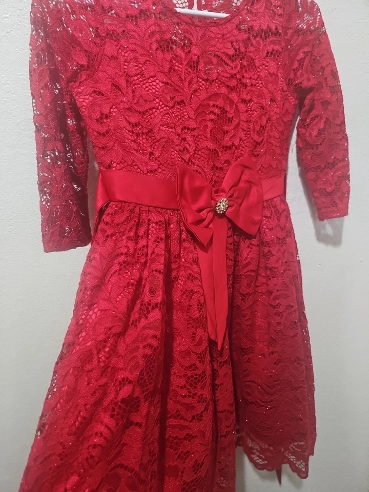 Vestido de Encaje Rojo Ediciones Raras con Lazo y Medallón de Estrás, Talla 10 Foto 2 de 4