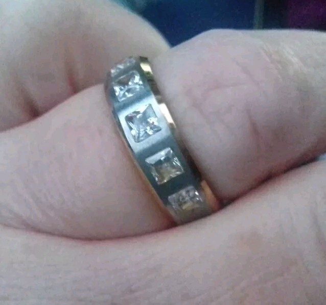 Wedding Band Gold Plated  Titanium Ring with 5 Zirconia Gem (SIZES) 8 Brand New-image