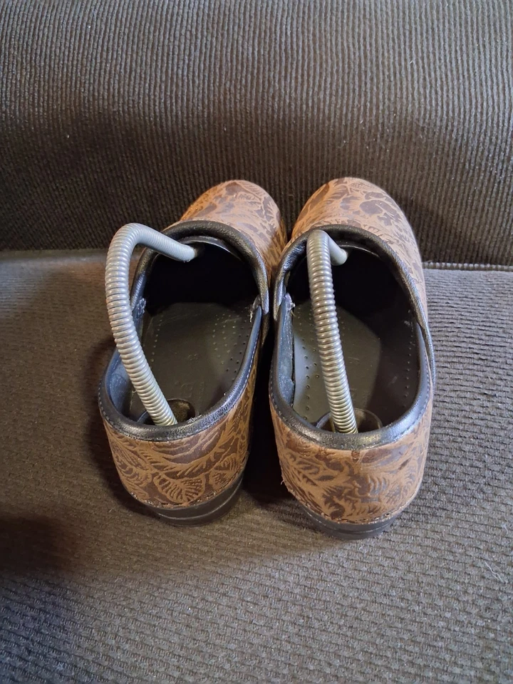 Tamanco Sanita marrom glitter floral estampa rosa couro trabalho de enfermagem tamanho 39/8,5 - Imagem 4 de 4