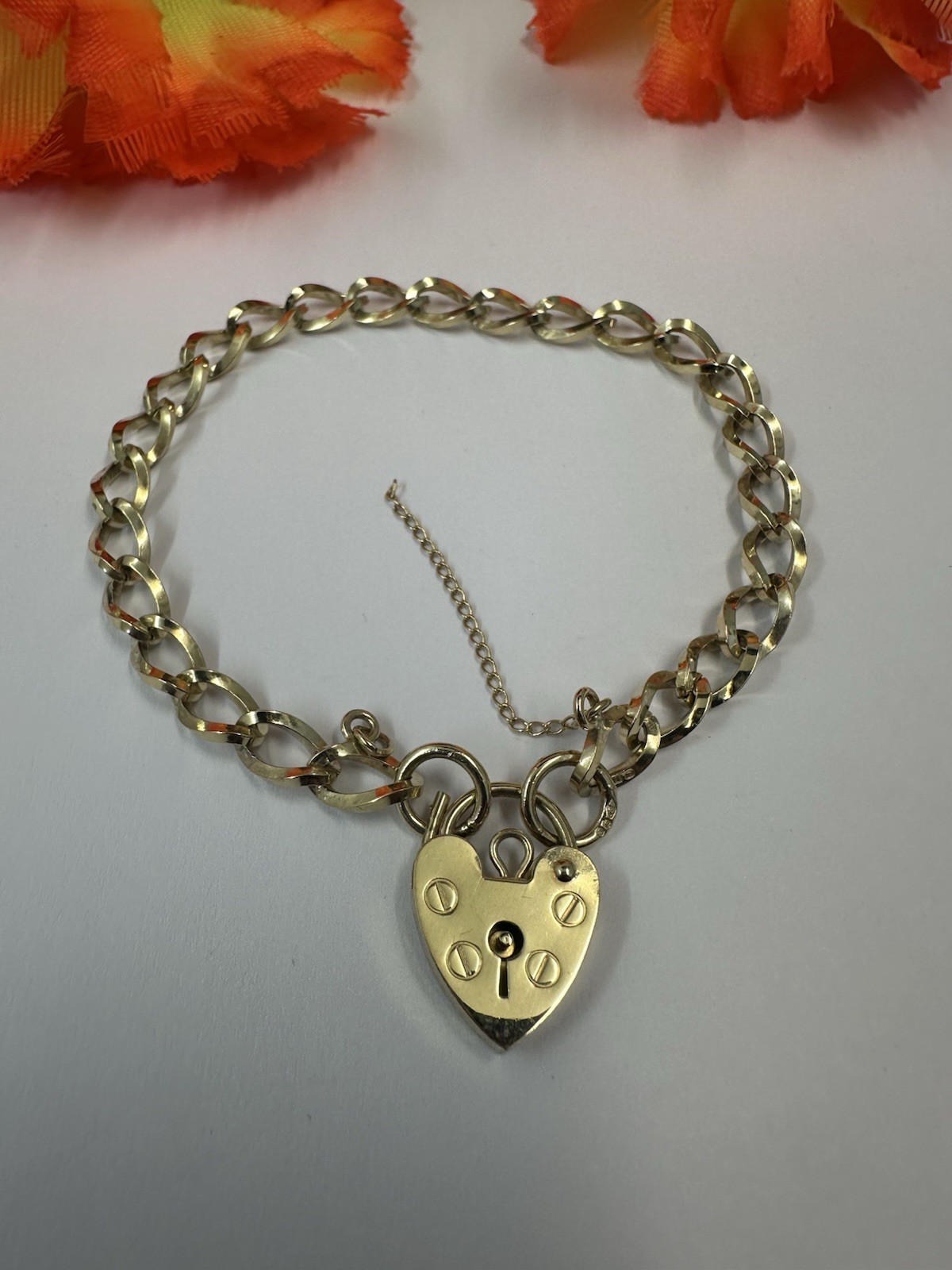 Gorgeous 9ct Gold Bracelet & Heart Clasp.