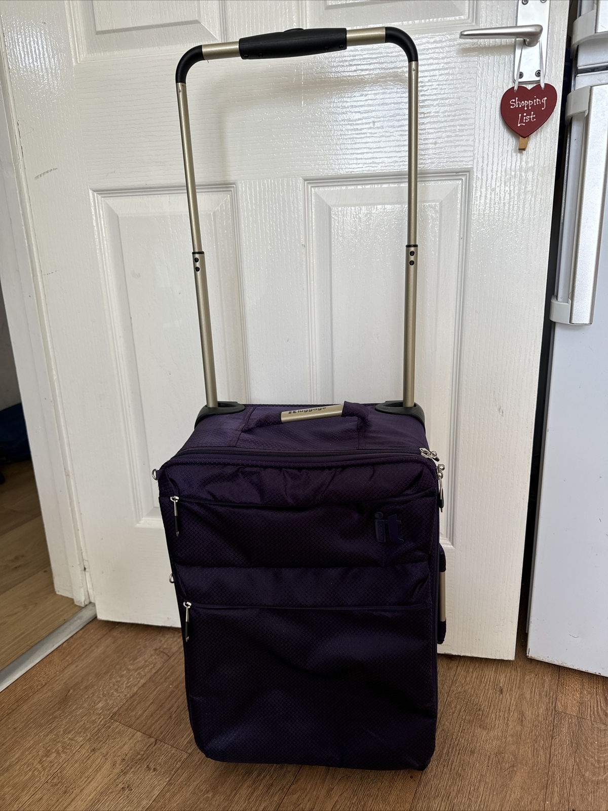 IT Luggage World's Lightest Cabin Bag Purple 53x33x21cm eBay