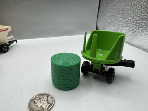 Scale Models Deutz Allis Round Baler, Green, 1/64w/bale - Picture 4 of 7