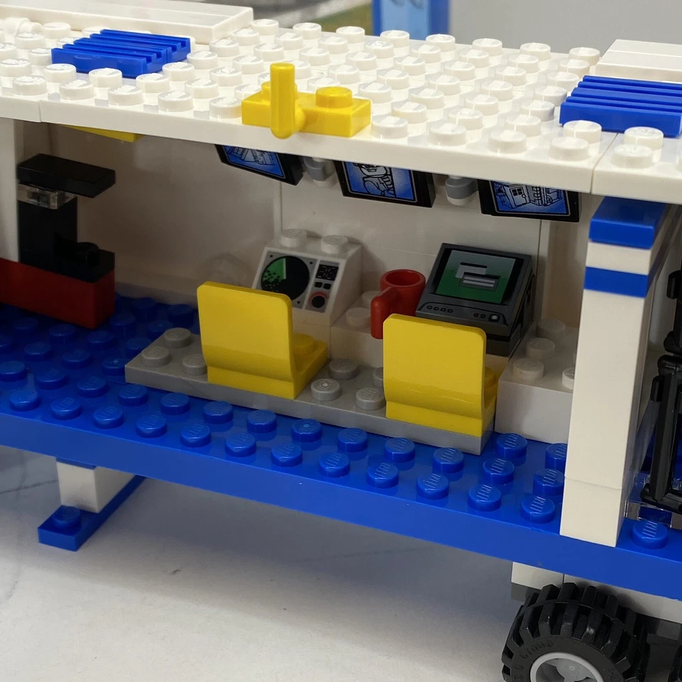 LEGO City Mobile Police Unit Set: 60044 100% complete with instructions and box - Image 3 of 4