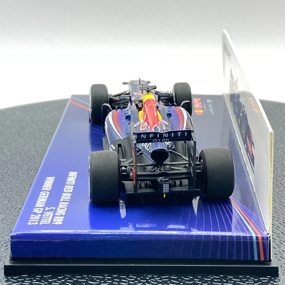 MINICHAMPS 1/43 Infiniti Red Bull RB9 Sebastian Vettel 2013 German GP 410130101 - Image 4 of 4