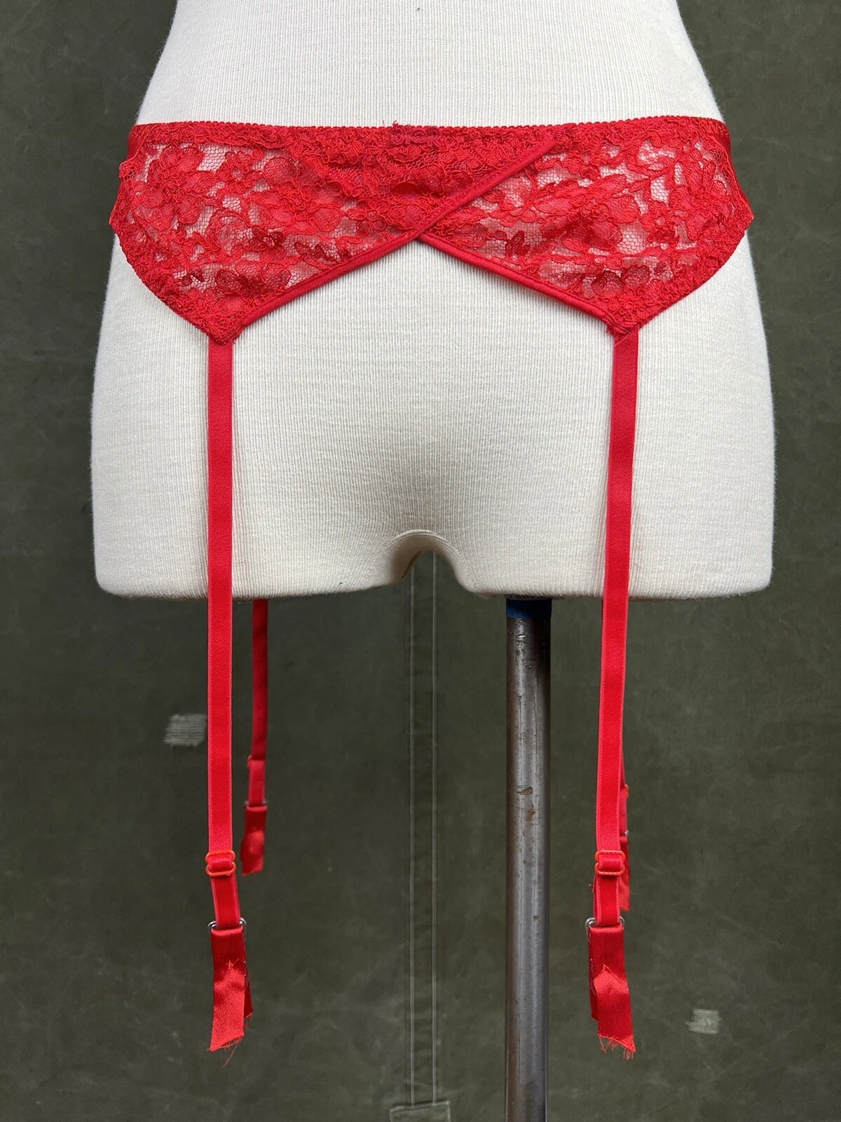 Porte jarretelles vintage rouge Christian Dior intimates dentelle florale boudoir pin up