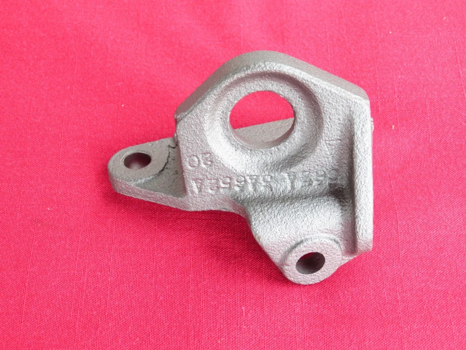 65, 66, Mustang cupé, convertible, fastback, soporte de cilindro de dirección asistida Foto 3 de 4