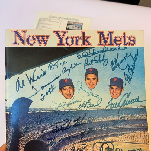 1969 NY Mets World Series Champs Team Signed Yearbook Nolan Ryan Tom Seaver JSA - Picture 5 of 9