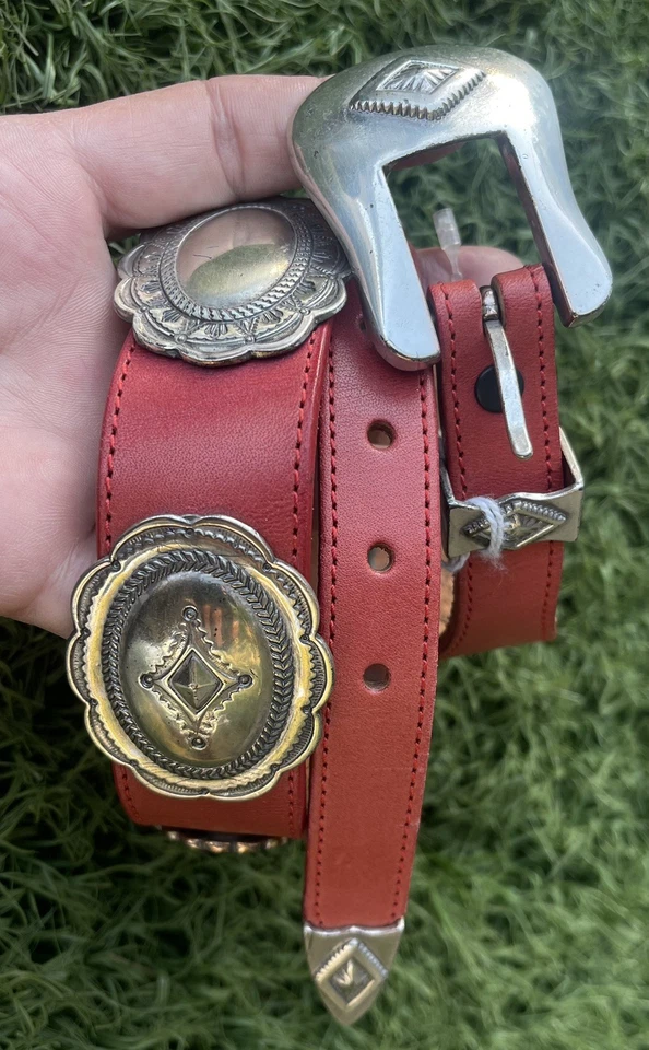 "Cinturón de cuero de vaca rojo Justin vintage 1992 nuevo stock antiguo hebilla plateada 26"" con etiquetas conchos" Foto 3 de 4