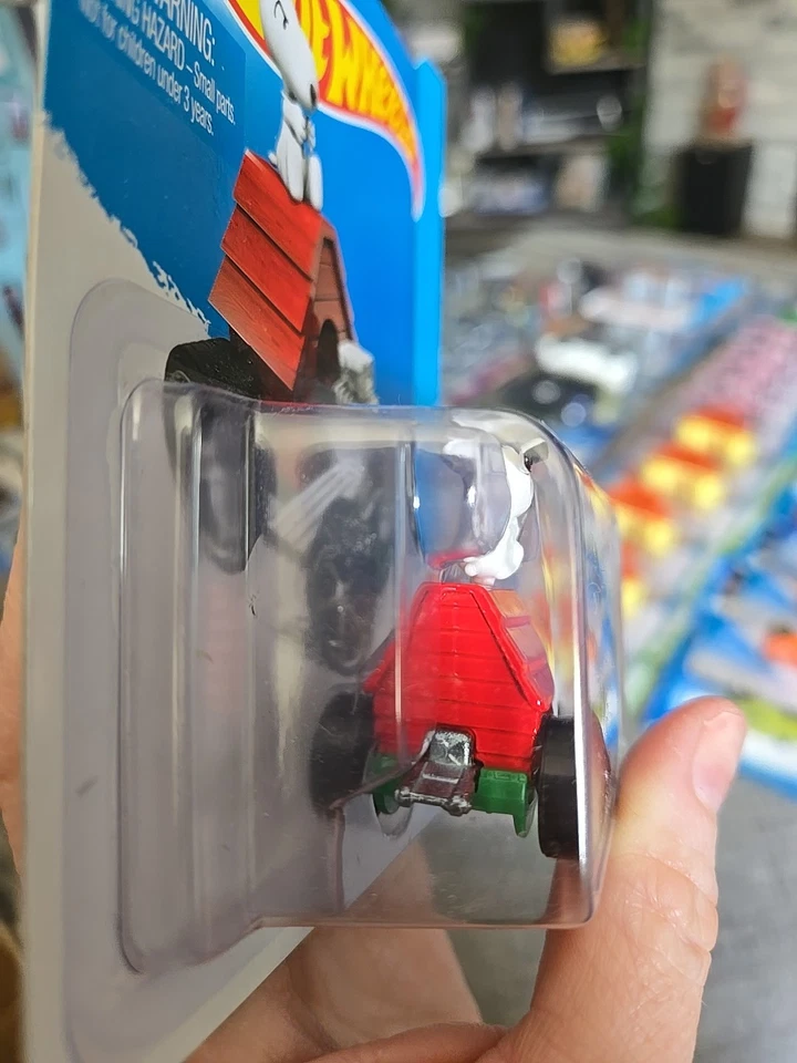 Hot Wheels 2015 HW City Series Peanuts Snoopy con caseta para perros Foto 4 de 4