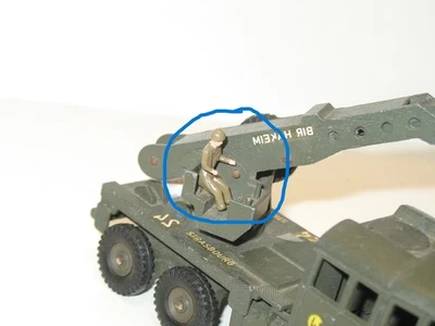 R05, DINKY TOYS soldat plastique militaire sans pieds, berliet grue dukw jeep - Photo 1/4