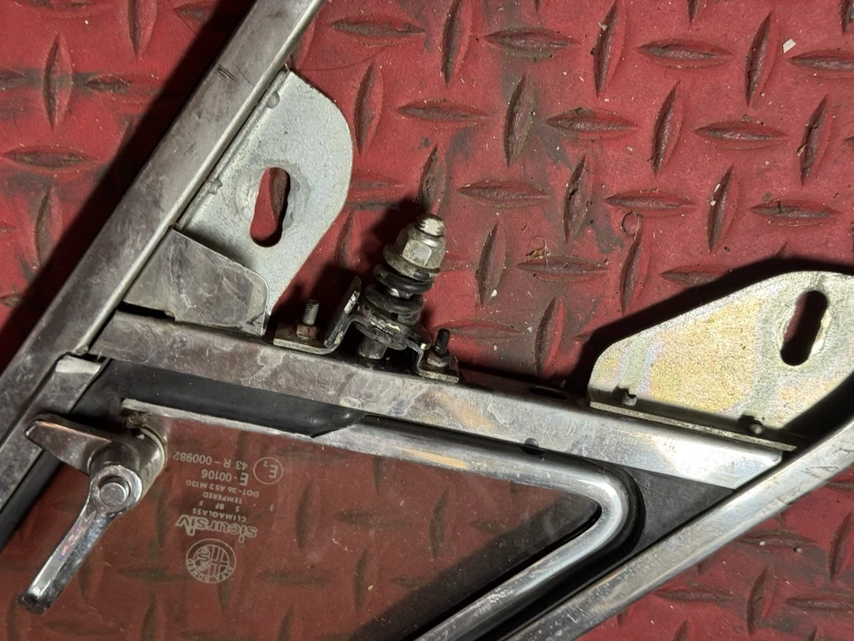 🔥1981-92 Alfa Romeo Spider Quad Veloce Front Right Door window Vent Glass Latch - Image 4 of 4