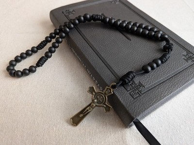 Superkompakter, robuster Rosenkranz, stark, handgefertigtes schwarzes Paracord, Bronze Kruzifix