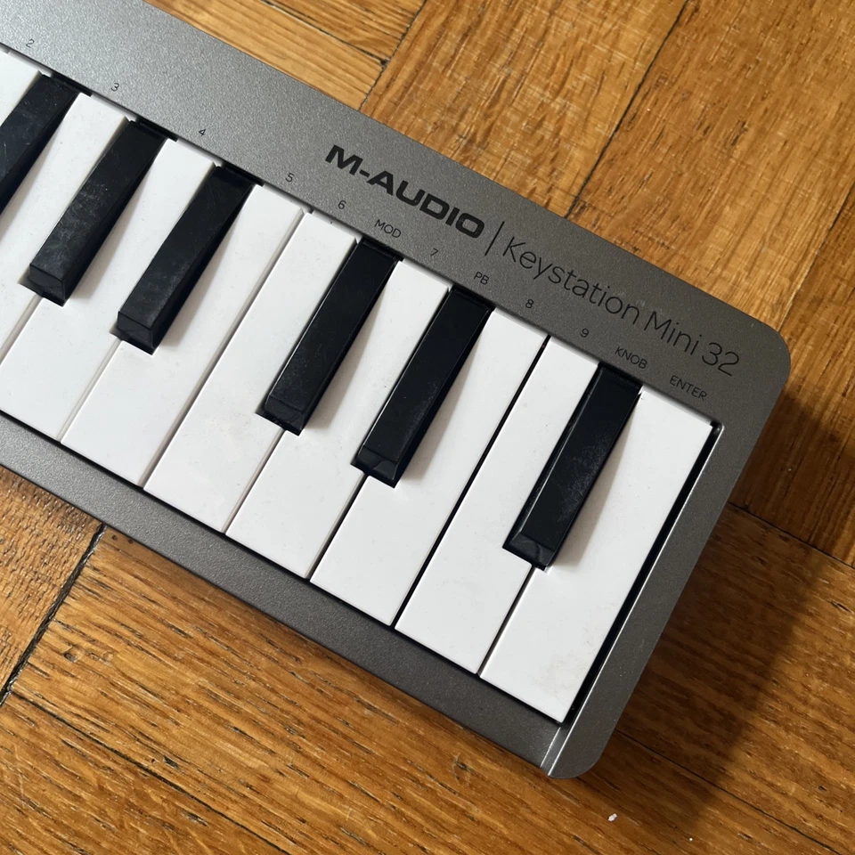 M-Audio Keystation Mini 32 MK3 USB MIDI keyboard portable controller mini keys - Image 3 of 4