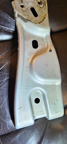 Kotflügelhalterung vorne links LD1W VW Passat B6 3C0821141 / RA 09519