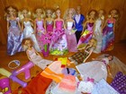 Barbie Konvolut mit 13 Puppen, Ken, Prinzessinnen, Zubehör und Kleidung